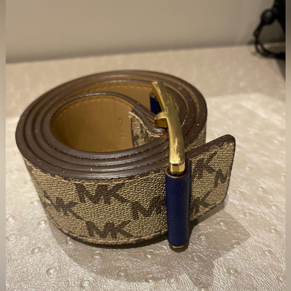 New MK Michael Kors reversible belt.⭐️⭐️⭐️⭐️